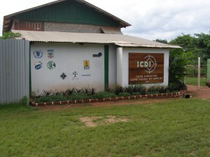 img-fence-for-the-headquarters-of-the-ong-icdi-in-berberati
